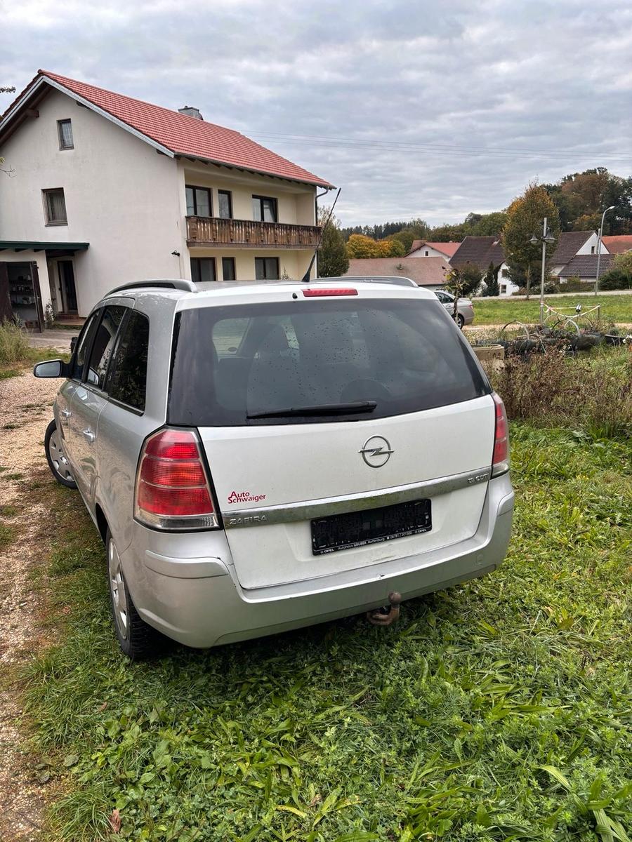 Opel Zafira 2006 — rear view