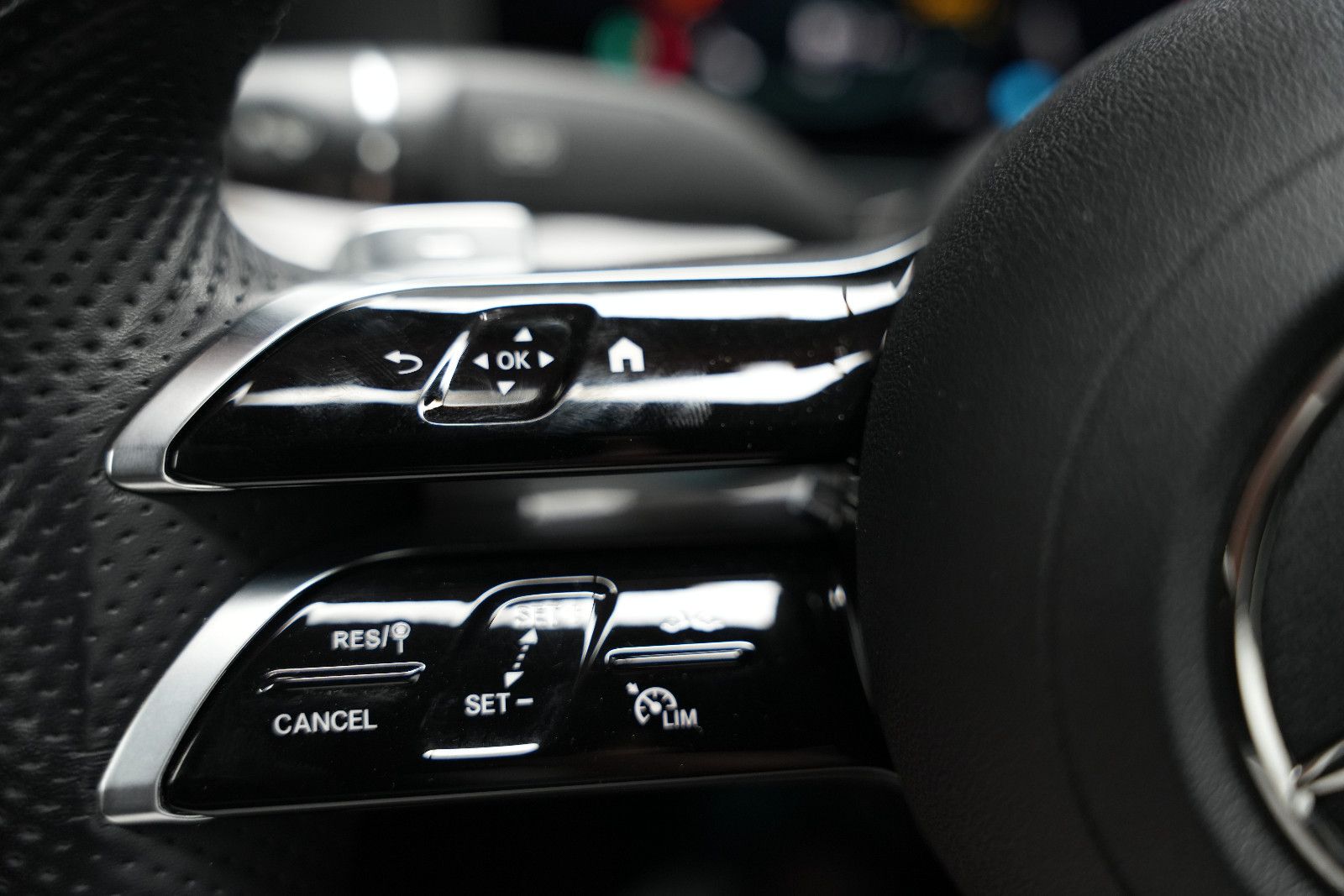 Fahrzeugabbildung Mercedes-Benz E 450 Cabrio AMG/BURMESTER/HUD/AMBIENTE/MASSAGE/