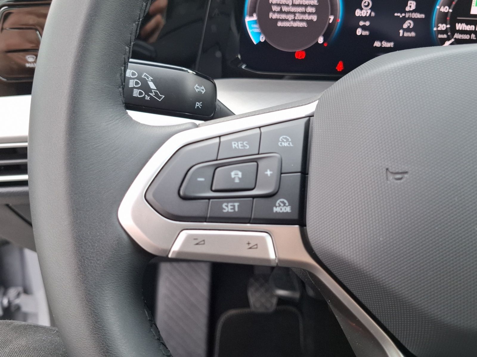 Fahrzeugabbildung Volkswagen Golf VIII TSI Life LED Navi AID ACC RFK SHZ