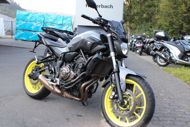 Yamaha MT07 ABS Kennzeichenträger kurz LED