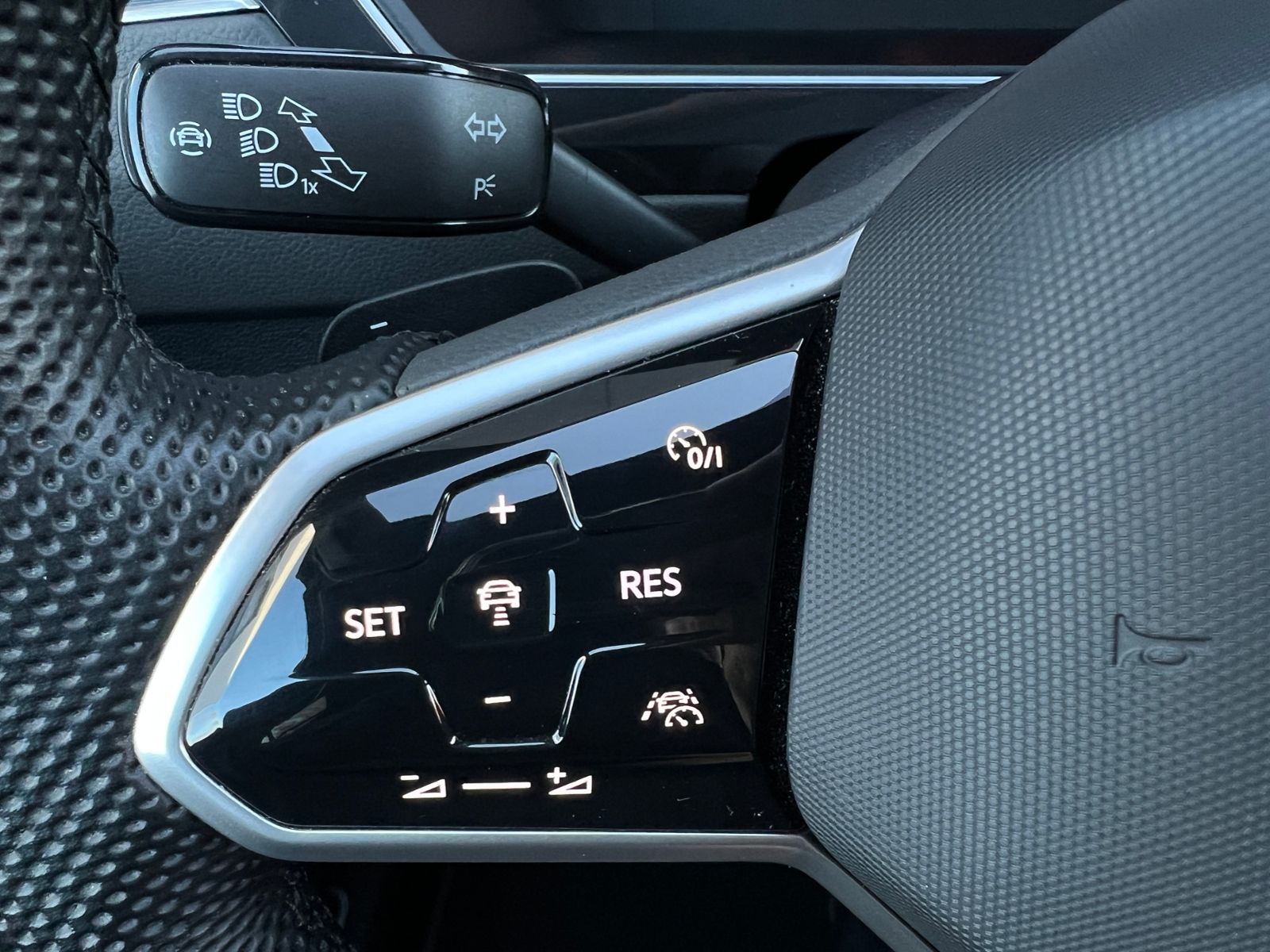 Fahrzeugabbildung Volkswagen Tiguan R-Line 1.5 TSI DSG *AHK, IQ-Light, Black