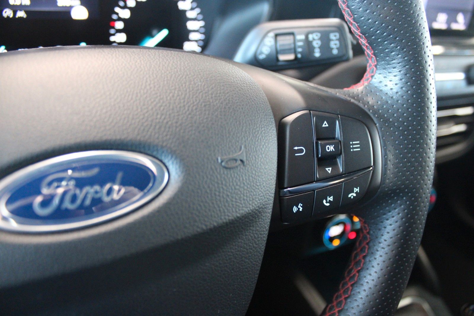 Fahrzeugabbildung Ford Focus 134kW ST-Line LED NAVI CAM WinterPaket