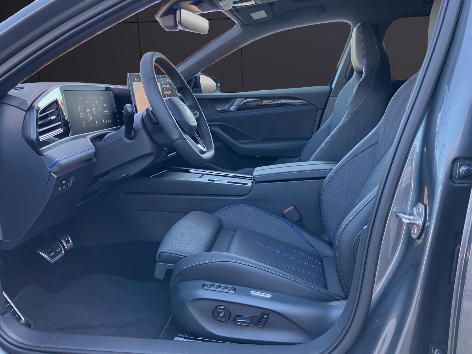 Fahrzeugabbildung Volkswagen Passat Variant TDI R-Line DSG Matrix 4M Navi AHZ