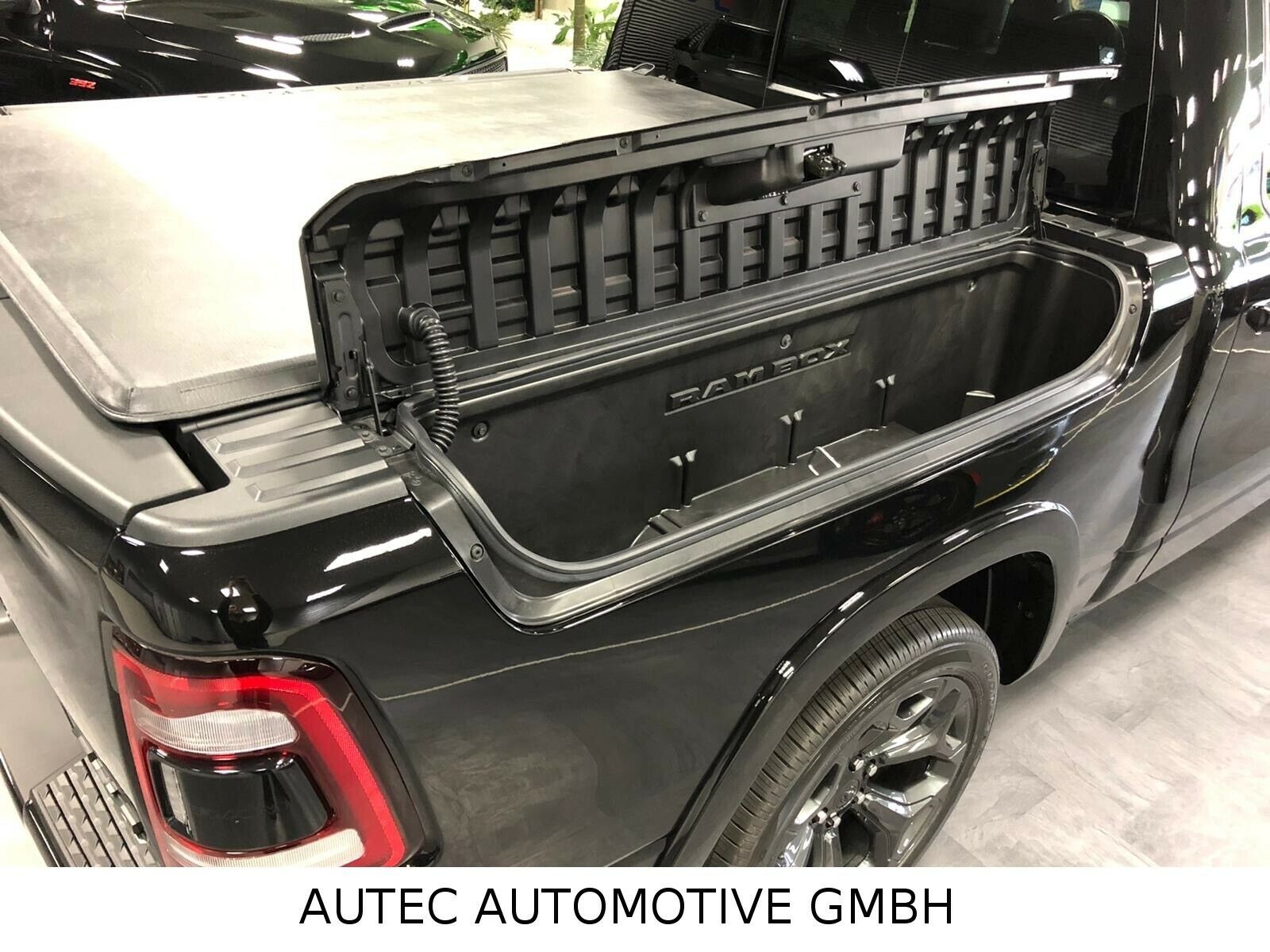 Fahrzeugabbildung Dodge LIMITED NIGHT RAMBOX-TAILGATE-HUD-360°-LPG PRINS