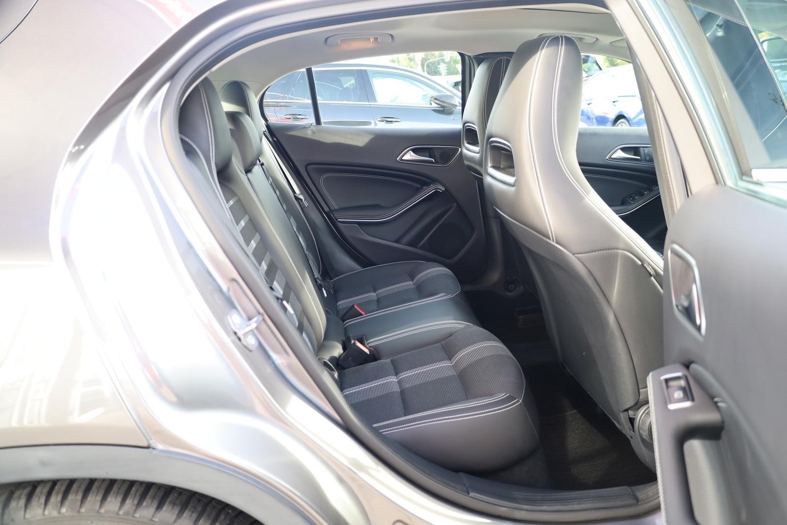 Mercedes-Benz GLA 200 Urban Aut. AHK LED 360° Navi Panorama