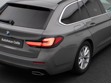 Fahrzeugabbildung BMW 520d Kamera HUD DAB Lenkrhzg Massage AHK Alarm