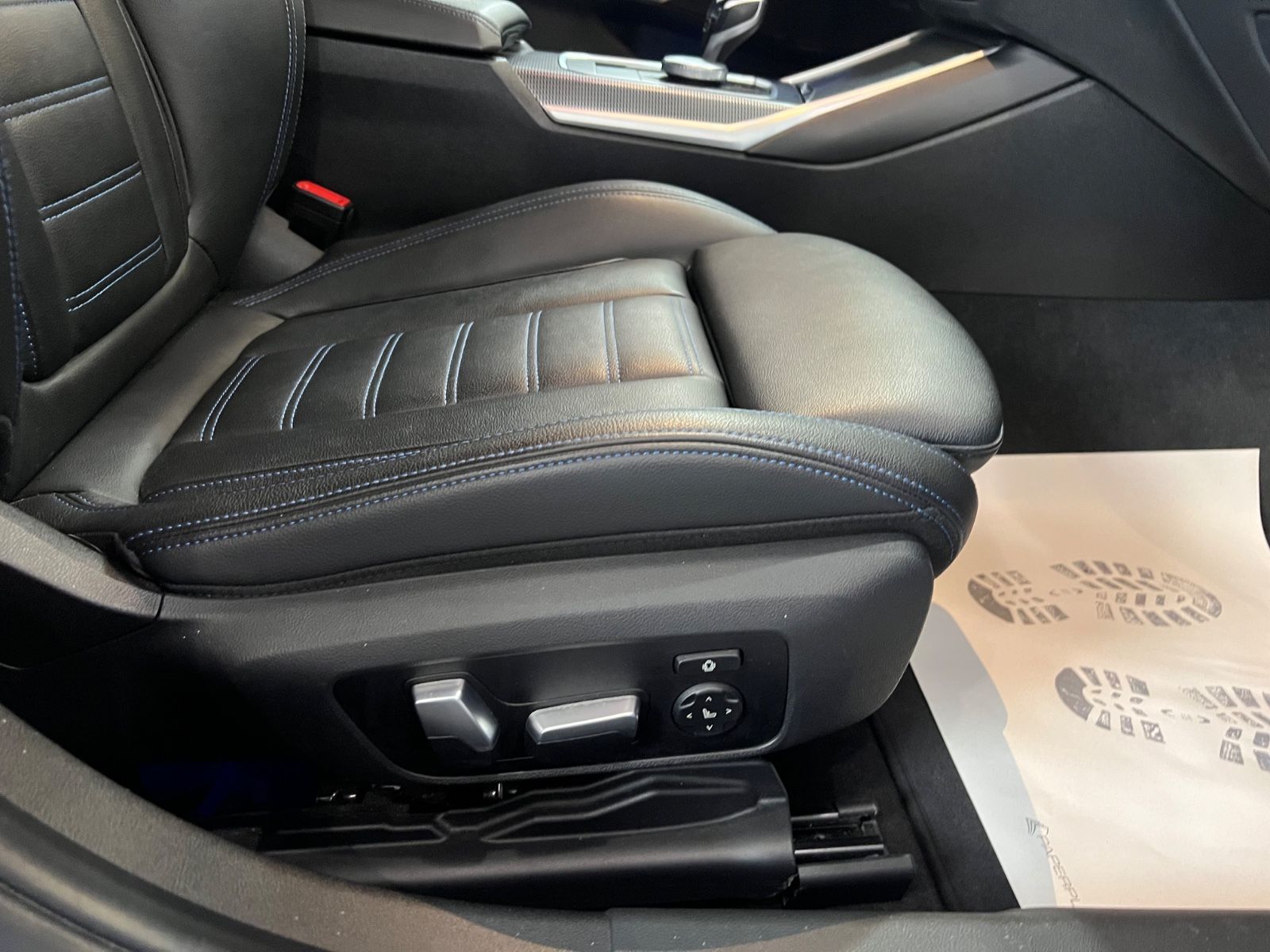 Fahrzeugabbildung BMW 330 i M Sport * Head-Up *Ambiente* LEDER *