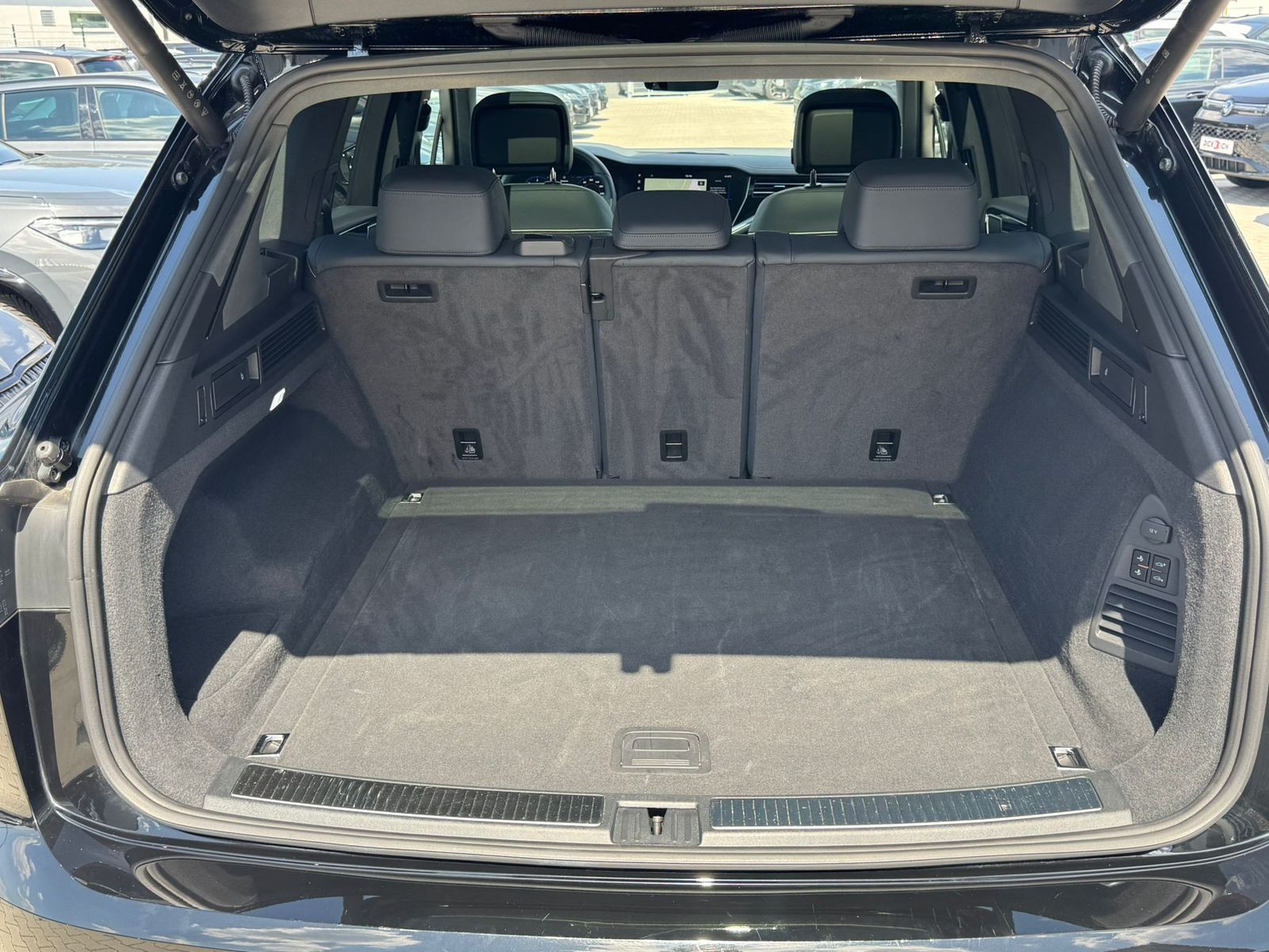 Fahrzeugabbildung Volkswagen Touareg 3.0TDI 4M R-Line VOLL Black 22" UPE 114T