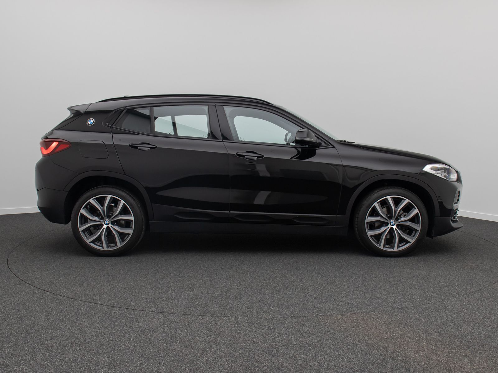 Fahrzeugabbildung BMW X2 sD18i Alarm HUD DAB Kamera HiFi Sportsitz 19"
