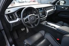 Fahrzeugabbildung Volvo XC60 B4D R-Design*LED*PANO*STHZ*H&K*CAM*4-Zonen