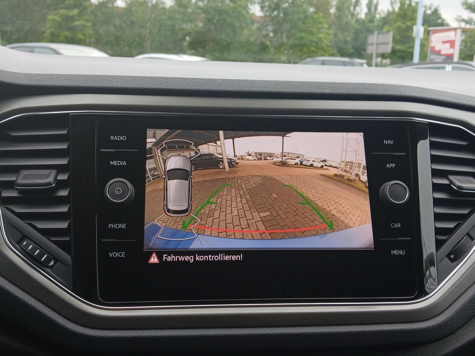 Fahrzeugabbildung Volkswagen T-Roc TSI Style LED AHK Navi ACC RFK SHZ