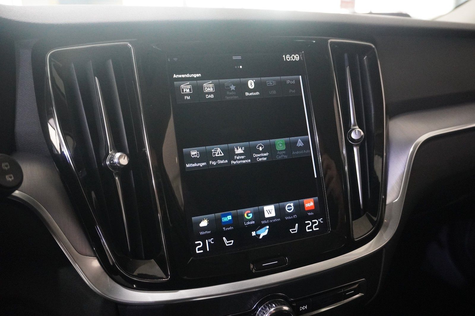 Fahrzeugabbildung Volvo V60 Kombi B4 MOMENTUM PRO NAVI/LED/KAMERA/VIRT.