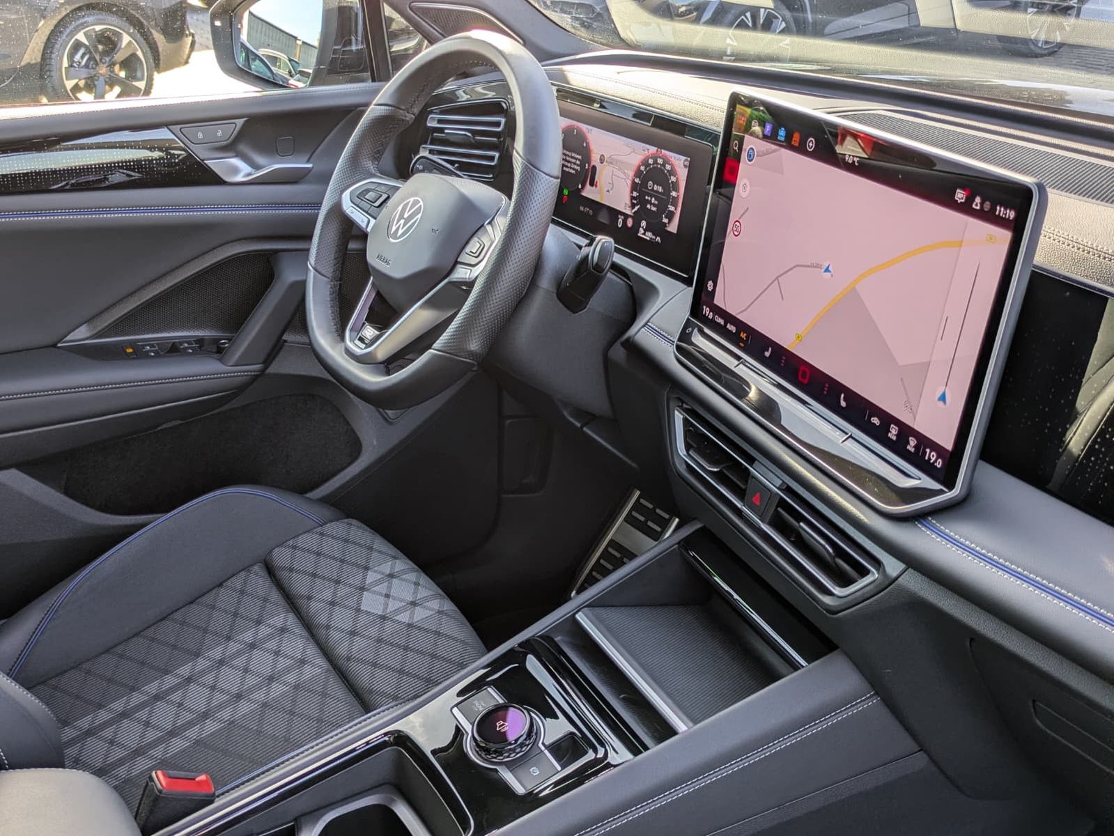 Fahrzeugabbildung Volkswagen Tiguan 2.0 TDI 4M R-Line PANO*H&K*AHK*MATRIX*20"