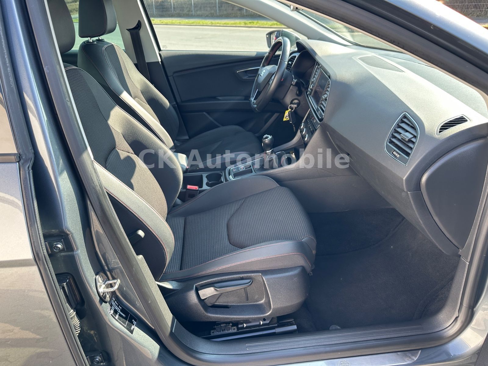 Fahrzeugabbildung SEAT Leon ST 1.5 TSI FR/Navi/Klima/LED/Tempomat/PDC