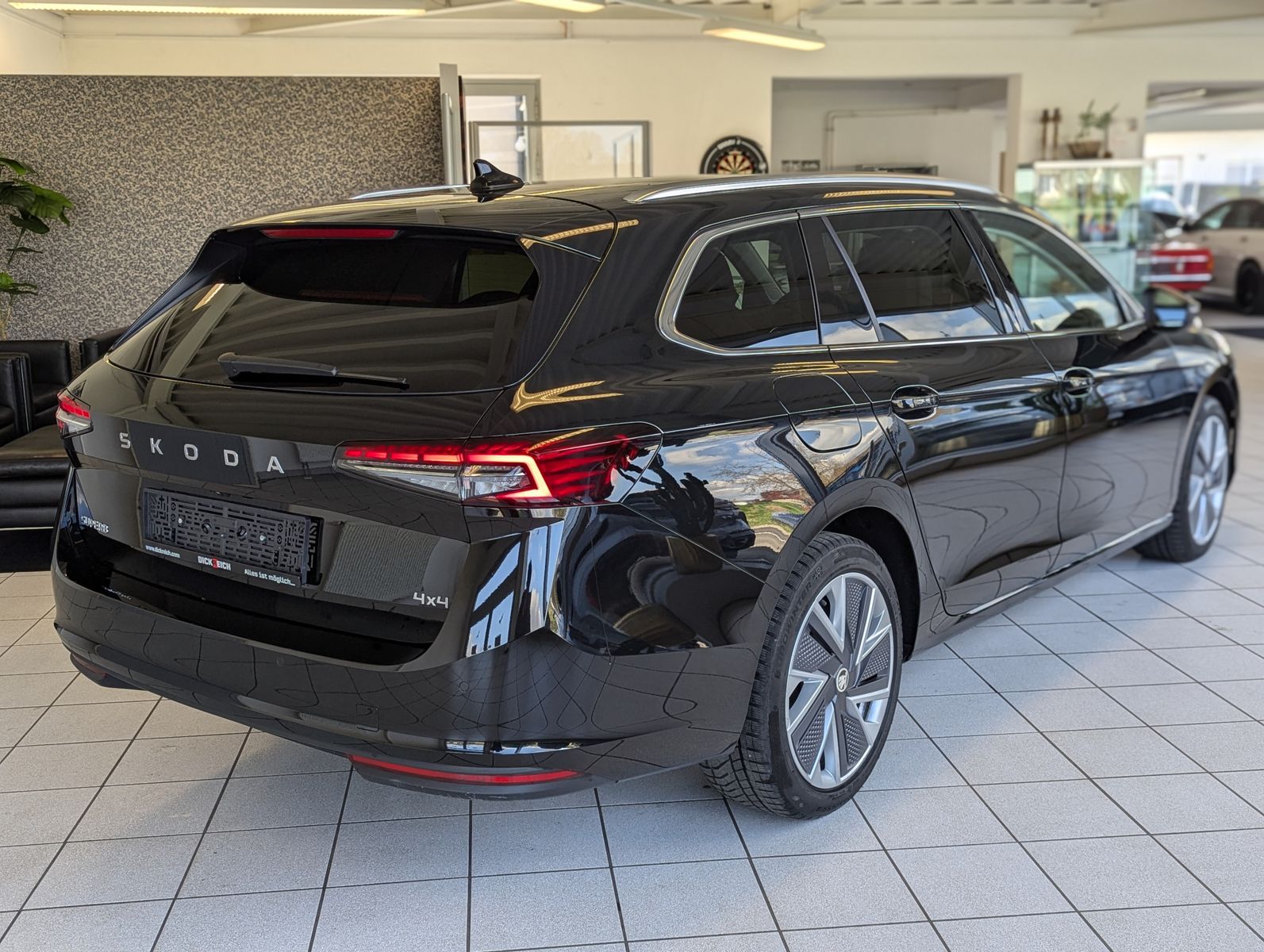 Fahrzeugabbildung SKODA Superb 2.0 TDI 4x4 Selection Matrix AHK 5J Garan