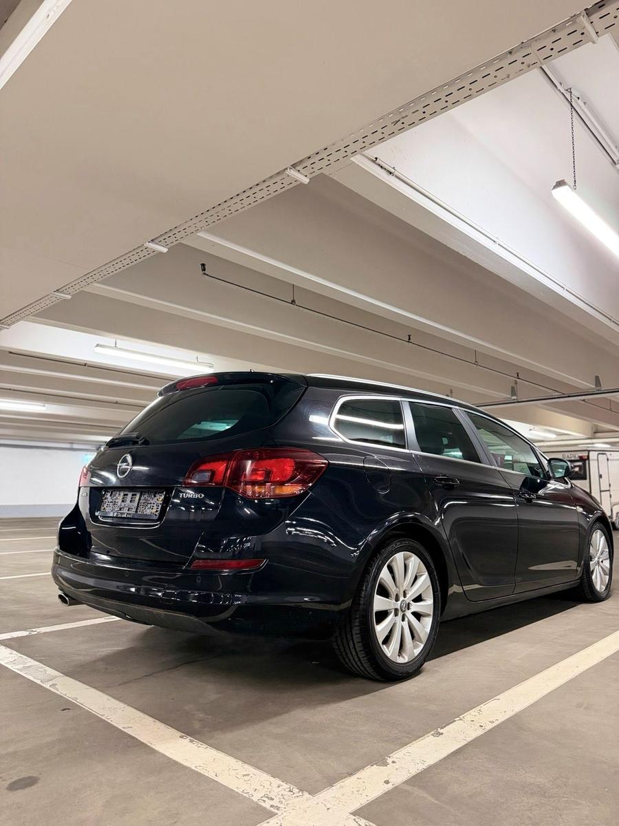 Opel Astra 2011 — photo 7