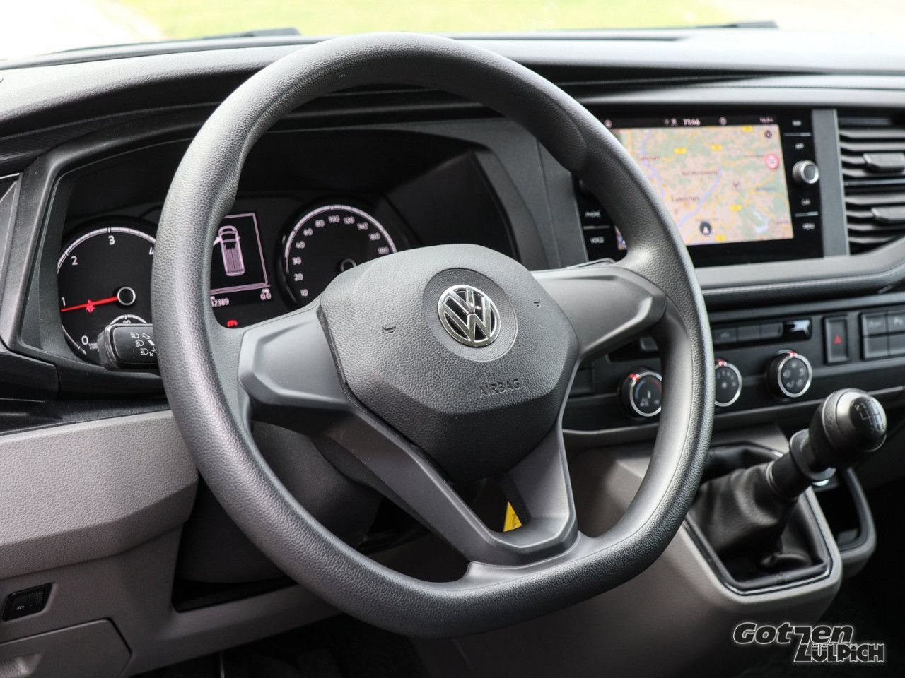 Fahrzeugabbildung Volkswagen T6.1 Transporter Kombi 2.0 TDI Klima 9-Sitzer ZV