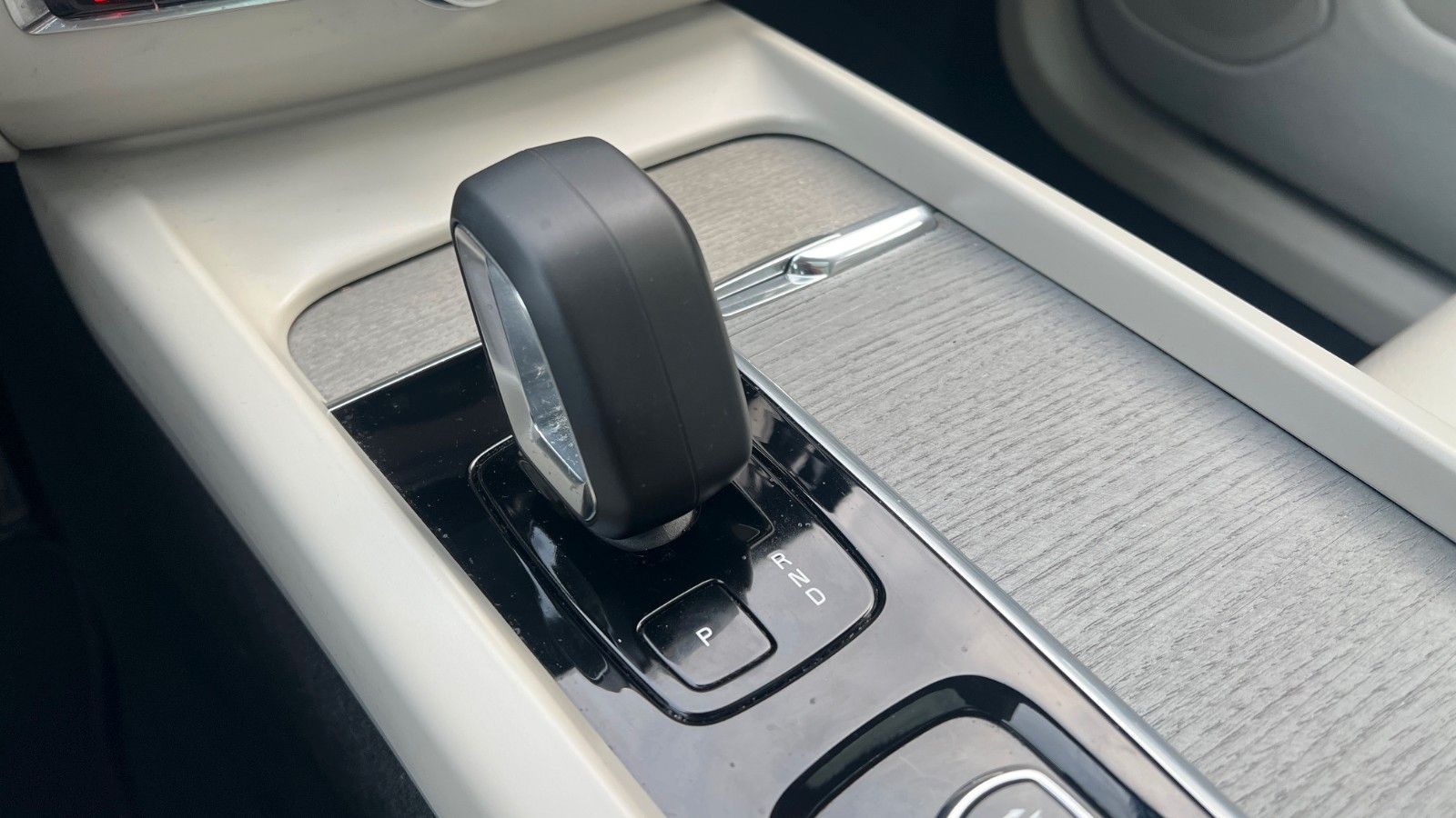 Fahrzeugabbildung Volvo XC60 B5 D Ultimate Dark AWD*360°*AHK*HUD*LUFT*