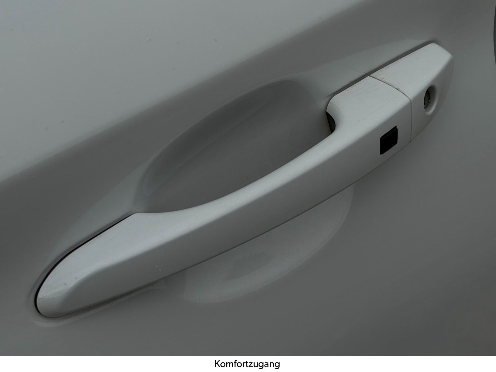 Fahrzeugabbildung Hyundai KONA E Select LHZ SHZ ACC PDC LKA CarPlay CAM