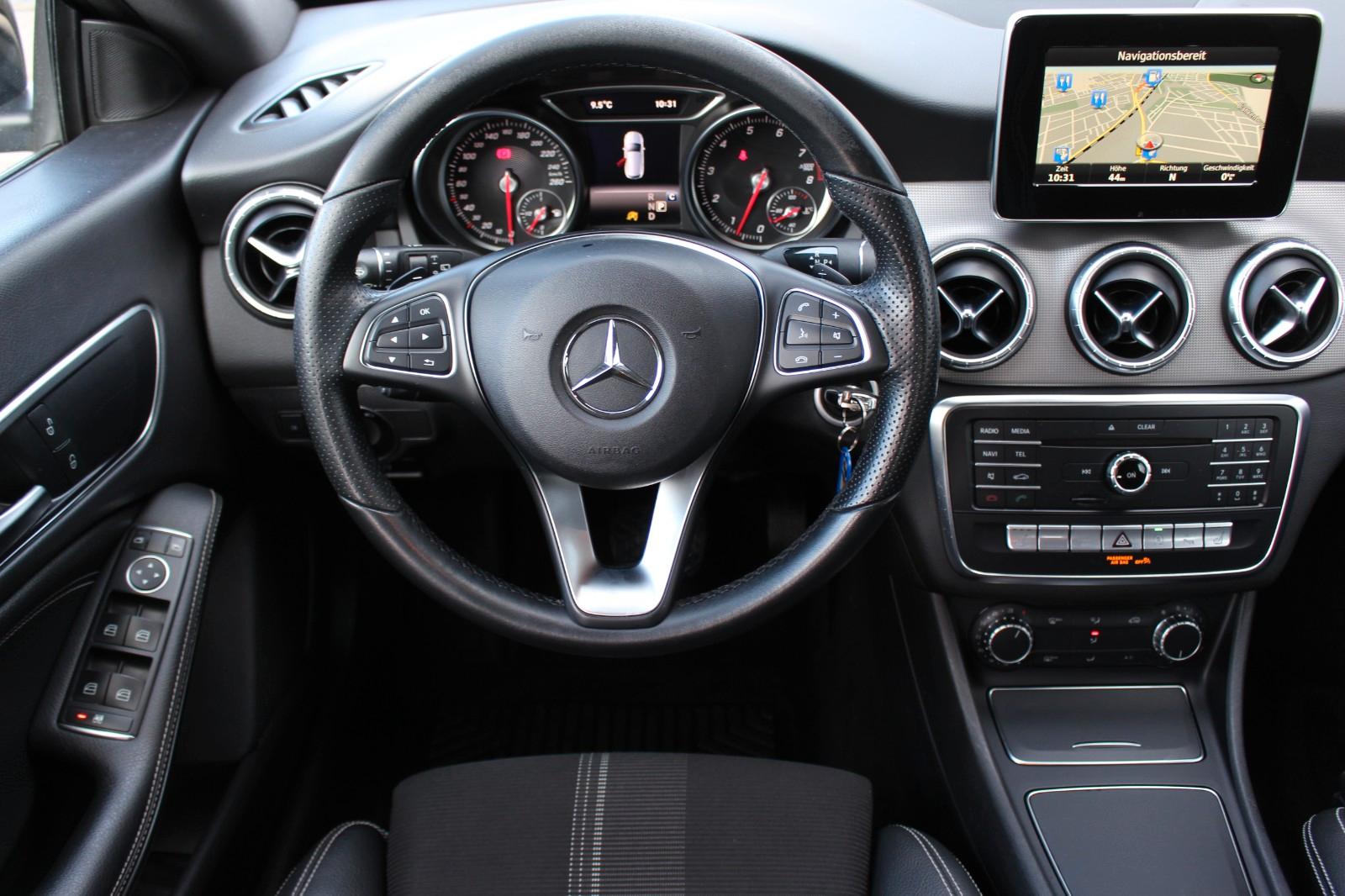 Mercedes-Benz CLA 180 Shooting Brake AMG line+Navi+LED+T-Leder
