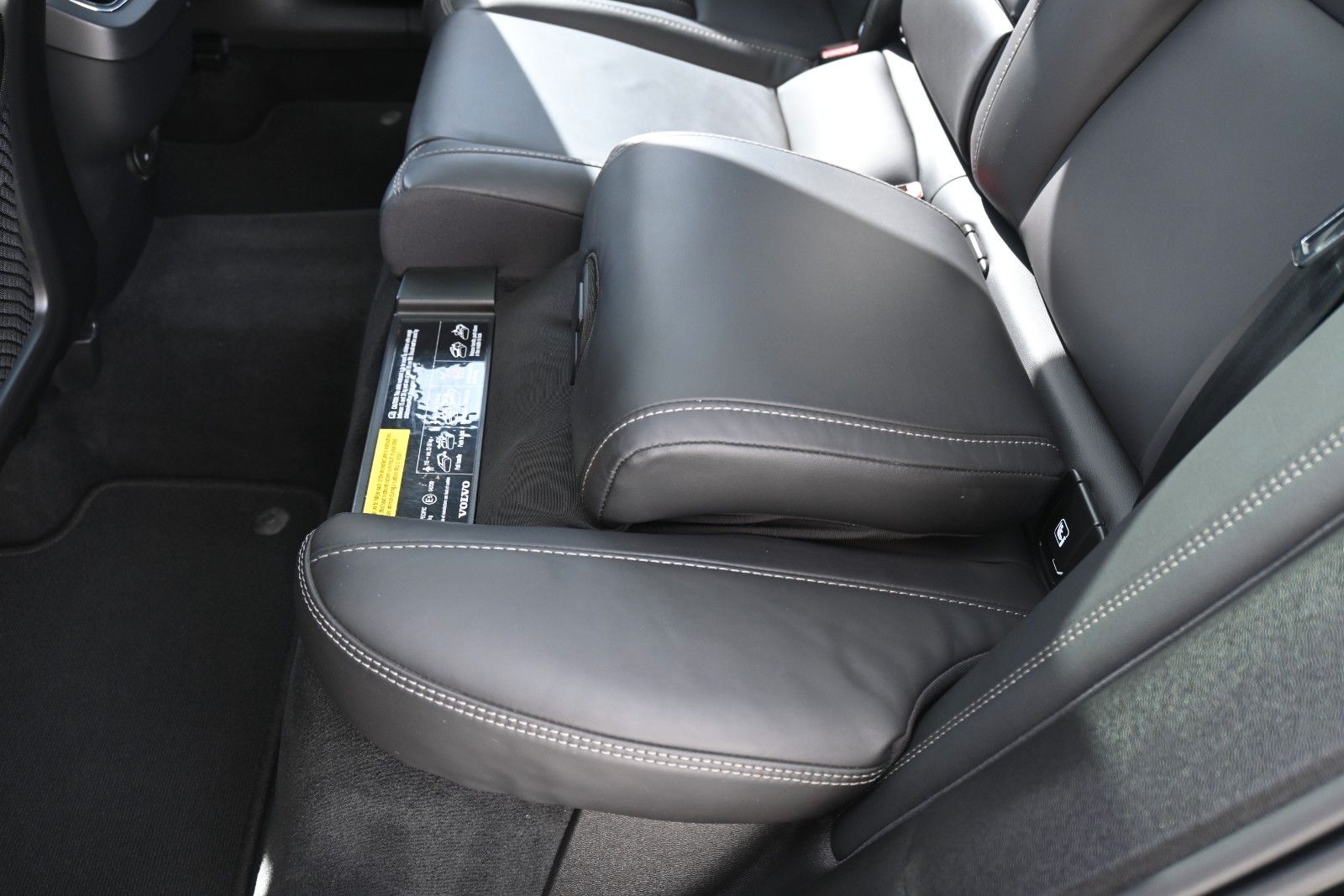 Fahrzeugabbildung Volvo XC60 B4 D AWD Ultimate Dark*STDHZG*360°*ACC*AHK