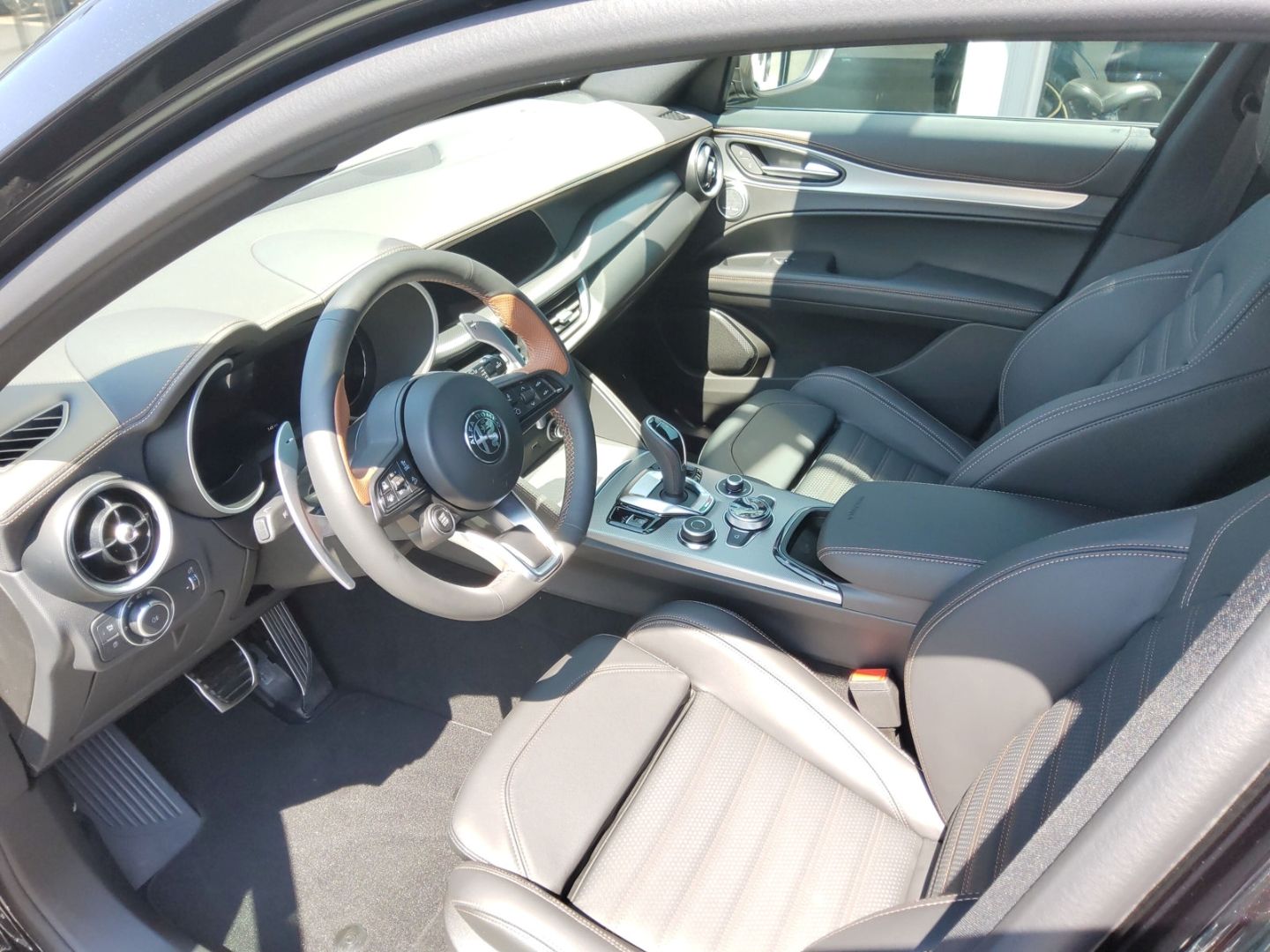 Fahrzeugabbildung Alfa Romeo Stelvio Intensa Sondermodell, Navi, 360°, 1,99%