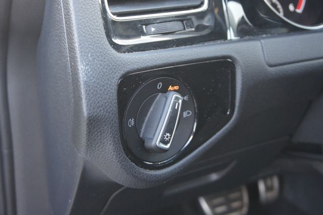 Fahrzeugabbildung Volkswagen Golf VII Var. 2.0 TDI DSG IQ.DRIVE AHK LED NAVI