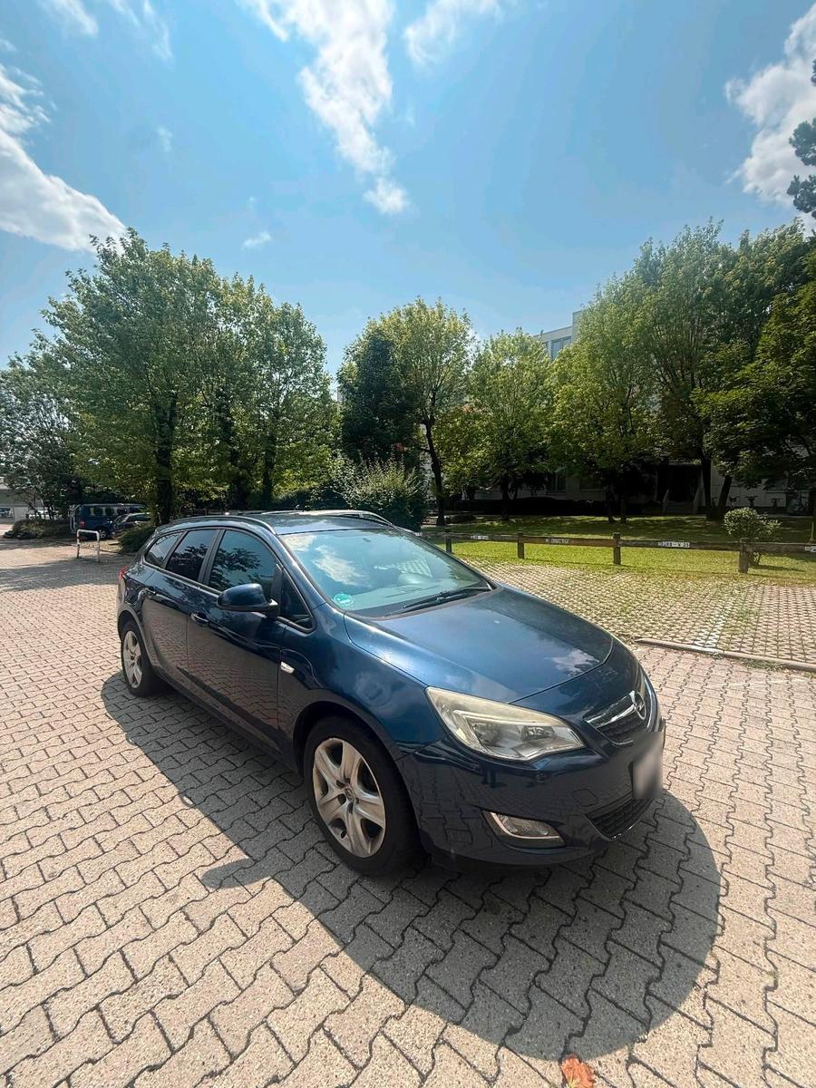 Opel Astra 2012 — interior