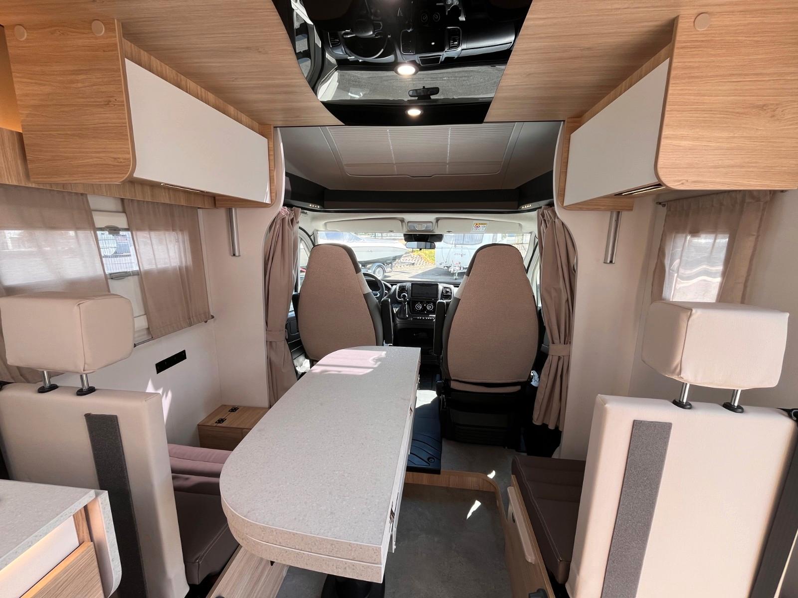 Challenger 317 Ultimate Solar Markise mit Hubbett – Foto 26 von 27
