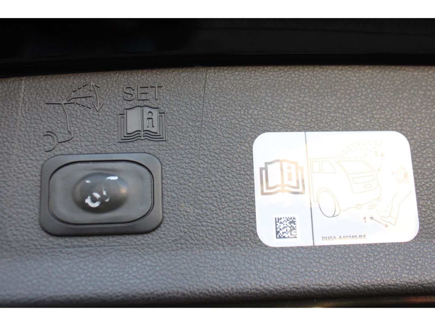 Fahrzeugabbildung Ford Kuga 1,5 EcoBoost ST-Line Bi Xenon GRA RFK AHK P