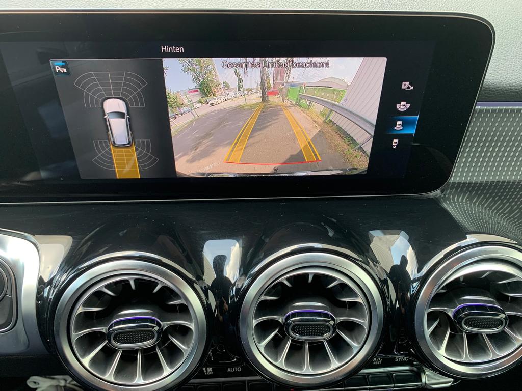 Mercedes-Benz GLB 220