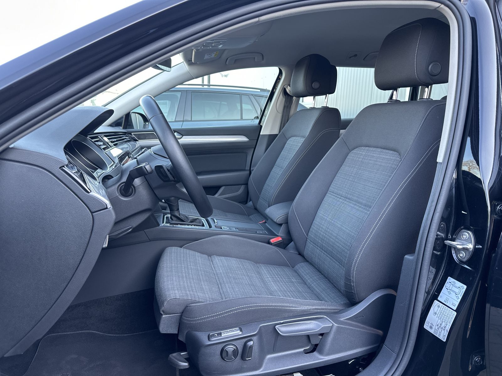 Fahrzeugabbildung Volkswagen Passat Variant 2.0 TDI DSG Business NAV+LED+ACC
