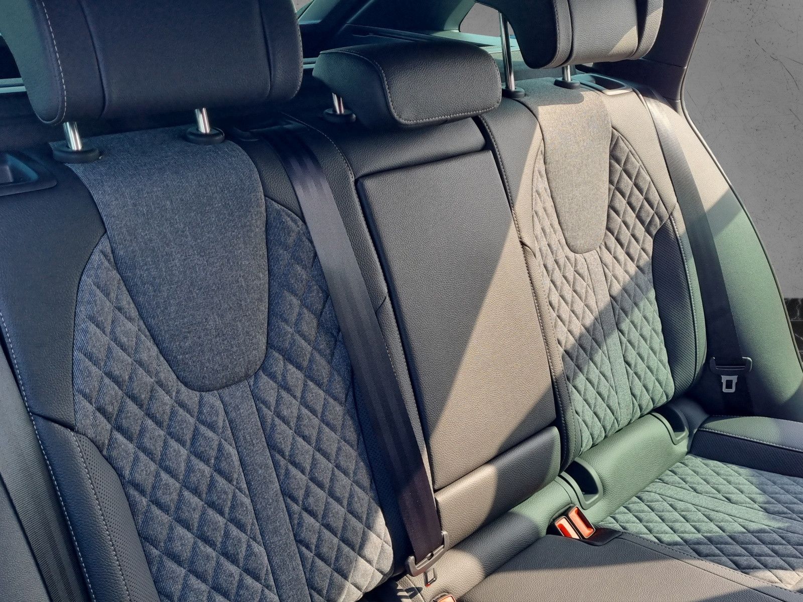 Fahrzeugabbildung SKODA Octavia Combi Sportline 2,0 TDI AHK CANTON