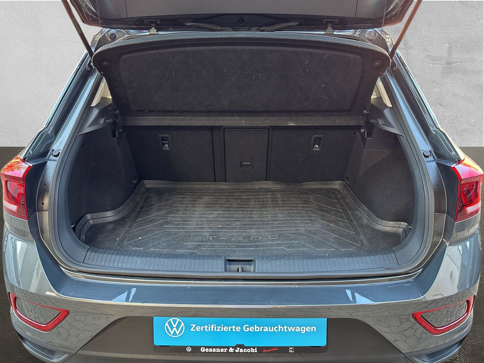 Fahrzeugabbildung Volkswagen T-Roc Move 2.0 TDI DSG AHK RFK App-Connect