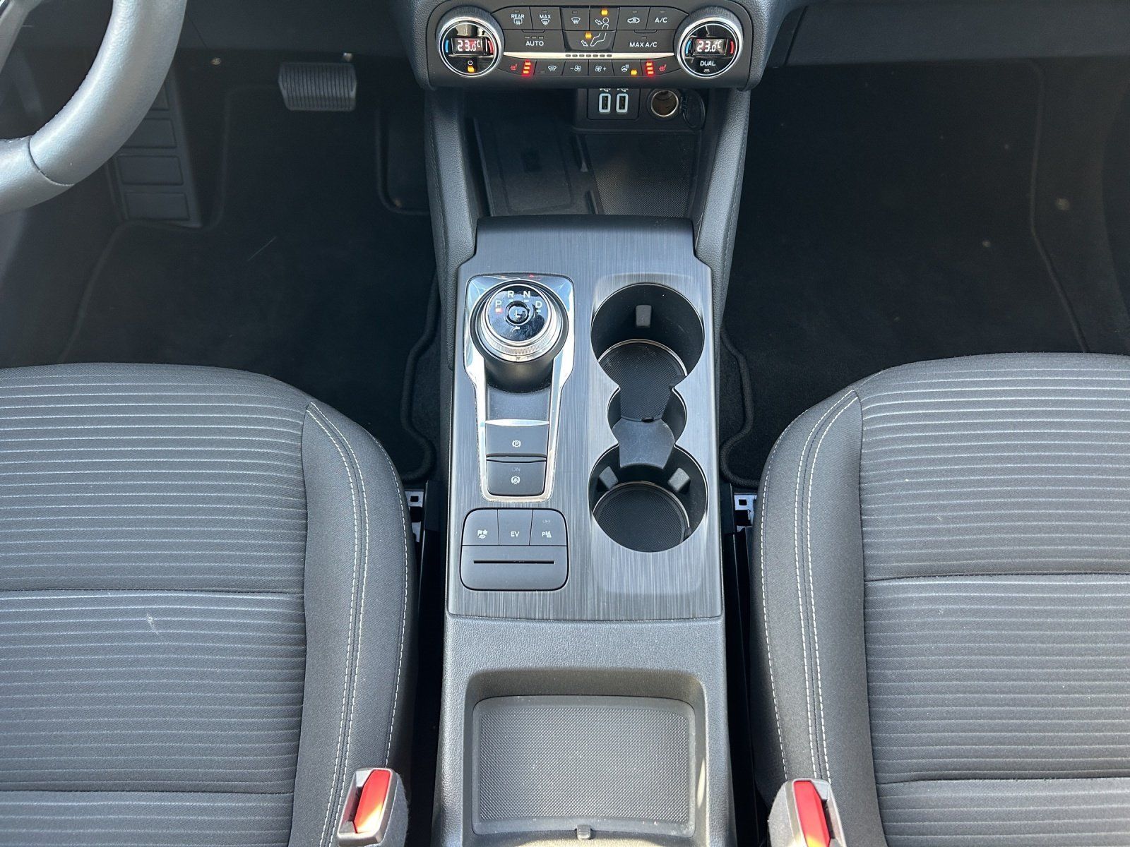 Fahrzeugabbildung Ford Kuga Titanium Aut./LED/KAMERA/TEMPOMAT/NAVI/SHZ/