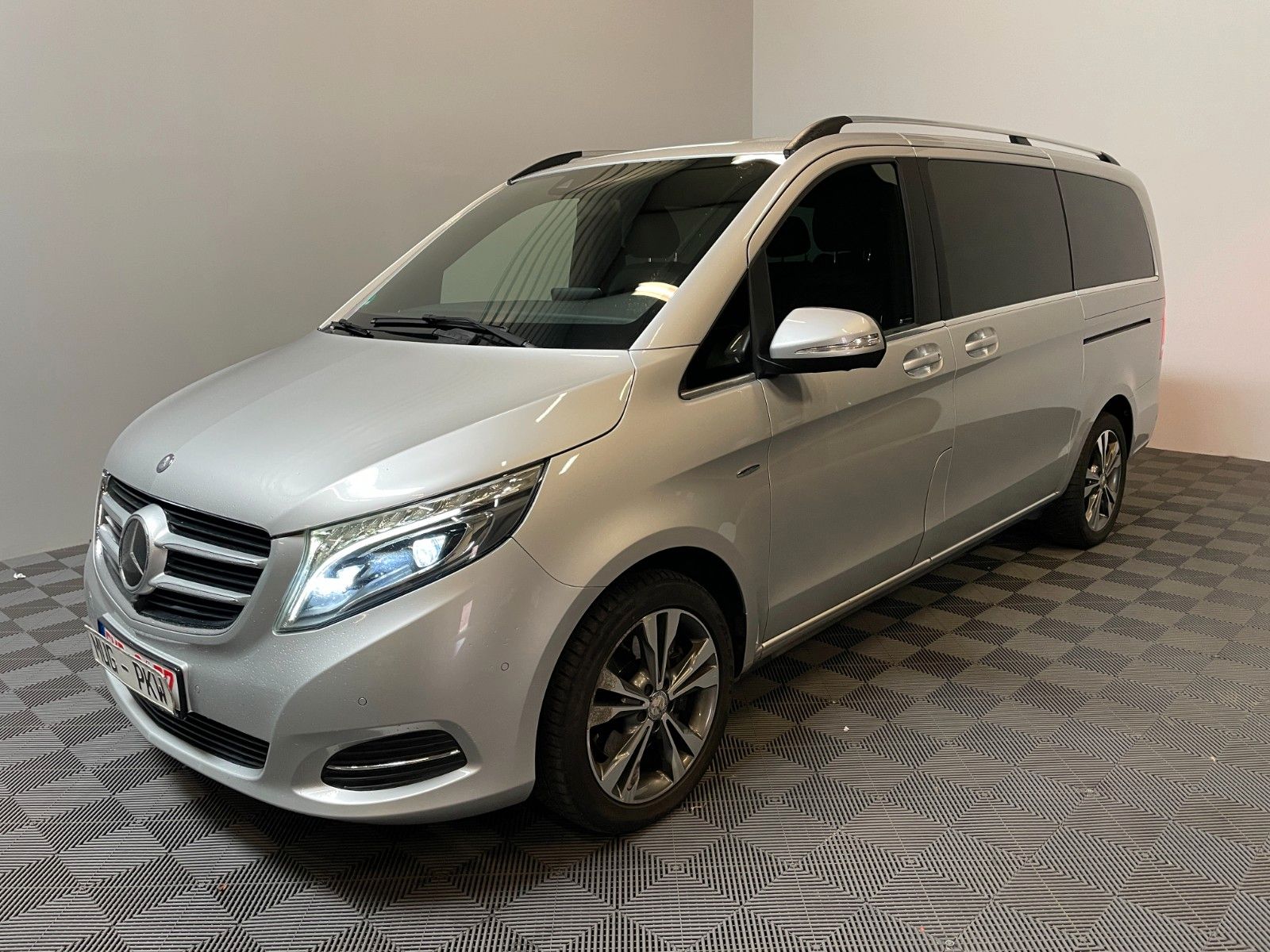 MERCEDES-BENZ V250d lang 4M Avantg.*AHK-360-ACC-7Sitze*