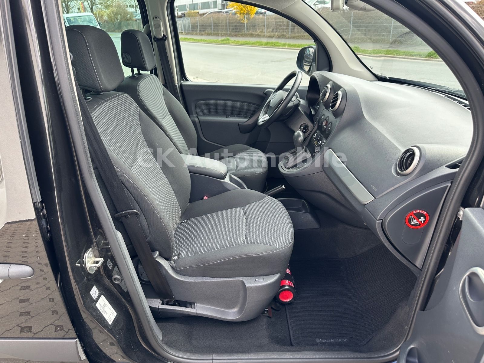 Fahrzeugabbildung Mercedes-Benz Citan Kombi 112 Lang Automatik/Navi/Pano/Kamera