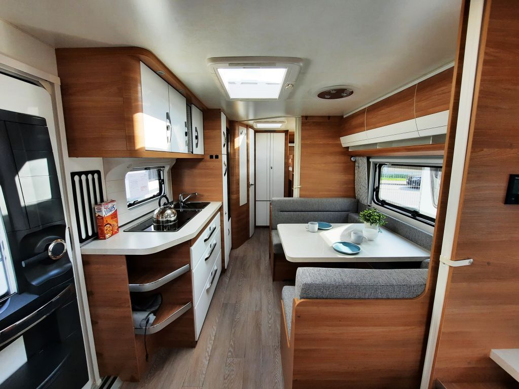 Fahrzeugabbildung Hobby De Luxe 545 KMF Autark/Mover/Combi 6/1. Hand