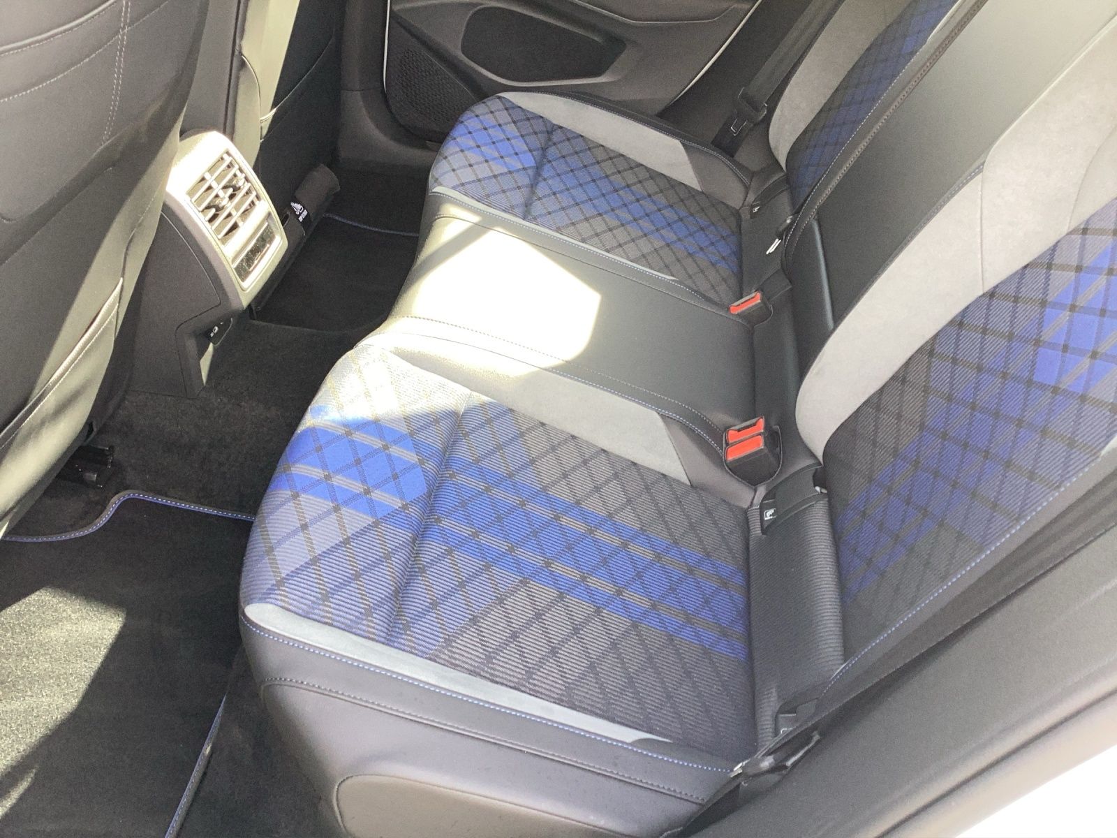 Fahrzeugabbildung Volkswagen Golf VIII R DSG 4M Black-Stye Matrix Akrapovic H