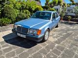 Mercedes-Benz 300 E 24V 1.Hd - Mercedes-Benz 300 mit Benzin-Antrieb: Limousine, 24