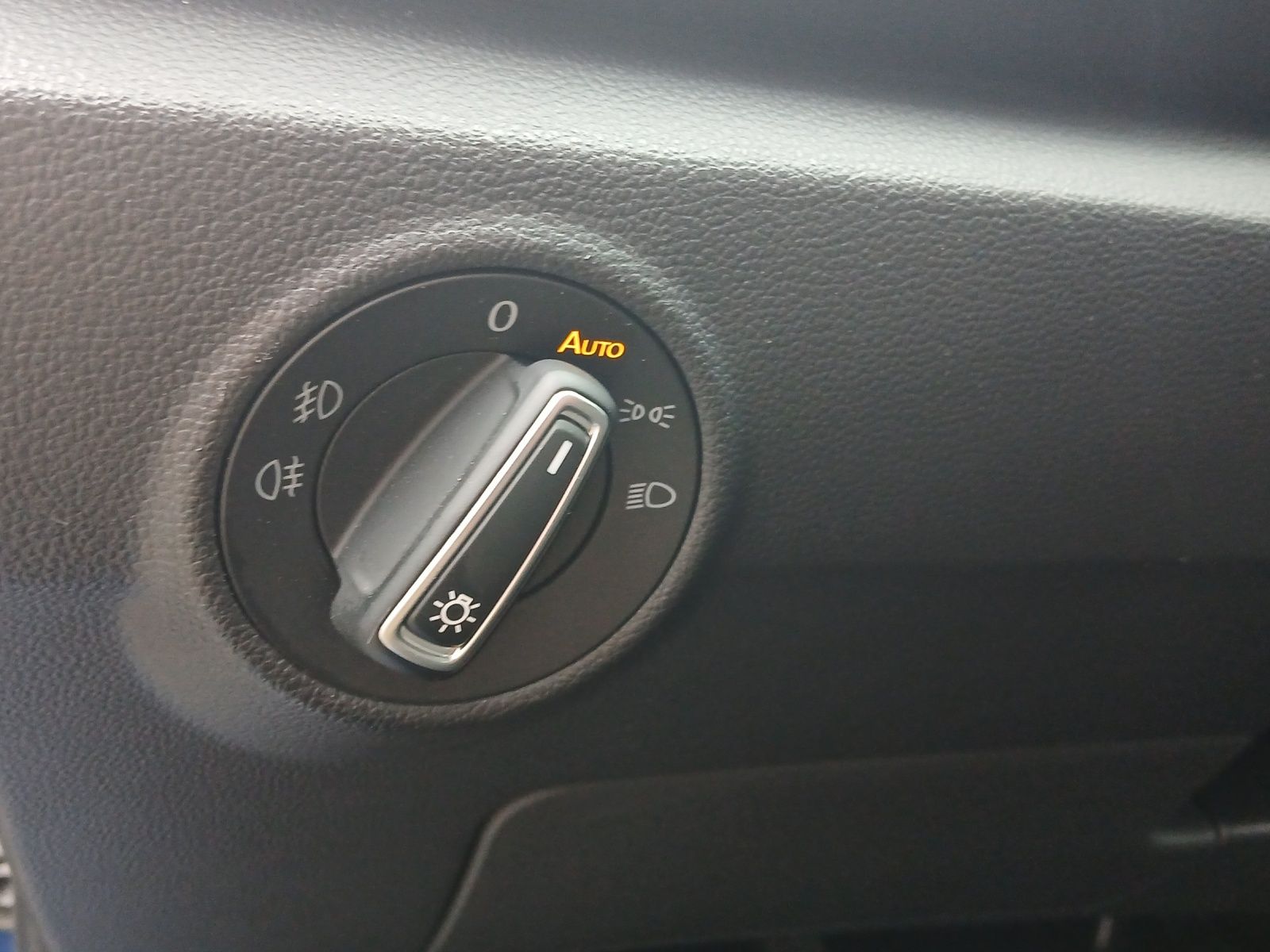 Fahrzeugabbildung Volkswagen T-Roc TSI Style LED AHK Navi ACC RFK SHZ