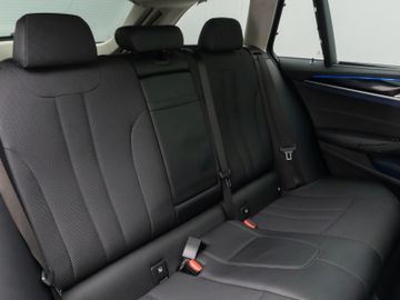 Fahrzeugabbildung BMW 520d SportLine Kamera Panorama HUD H/K AHK LED