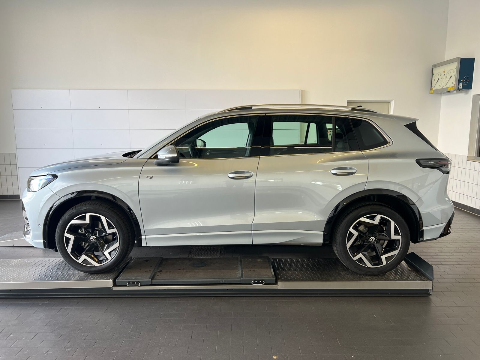 Fahrzeugabbildung Volkswagen Tiguan R-Line 1.5 eTSI DSG *AHK, IQ.Light, ACC,