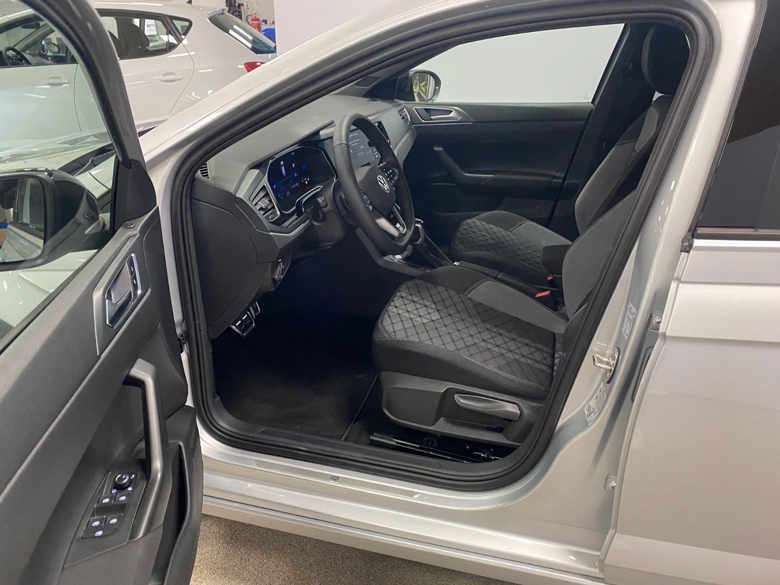 Fahrzeugabbildung Volkswagen Taigo 1.5 TSI DSG R-LINE+Black Style+ACC+Matrix+