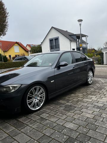 BMW 318i - E90 