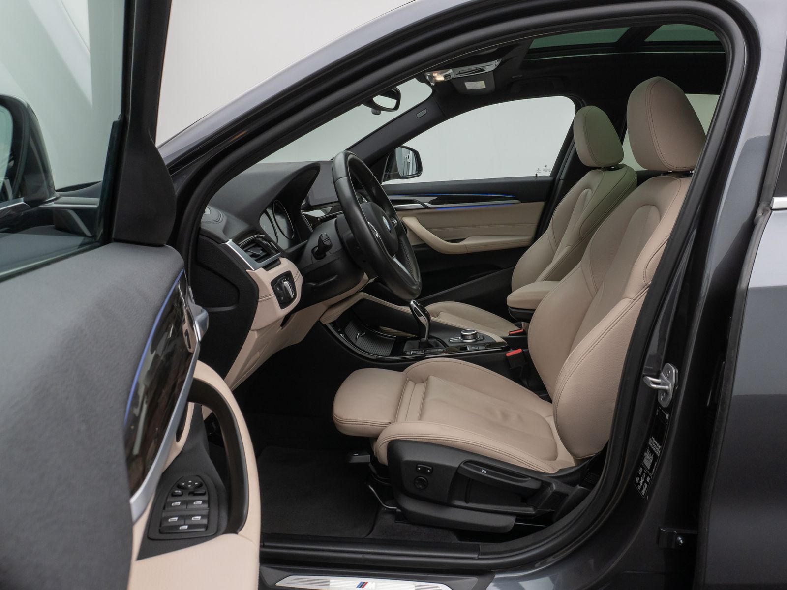 Fahrzeugabbildung BMW X2 xD20d M Sport Panorama Kamera HUD DAB Komfort