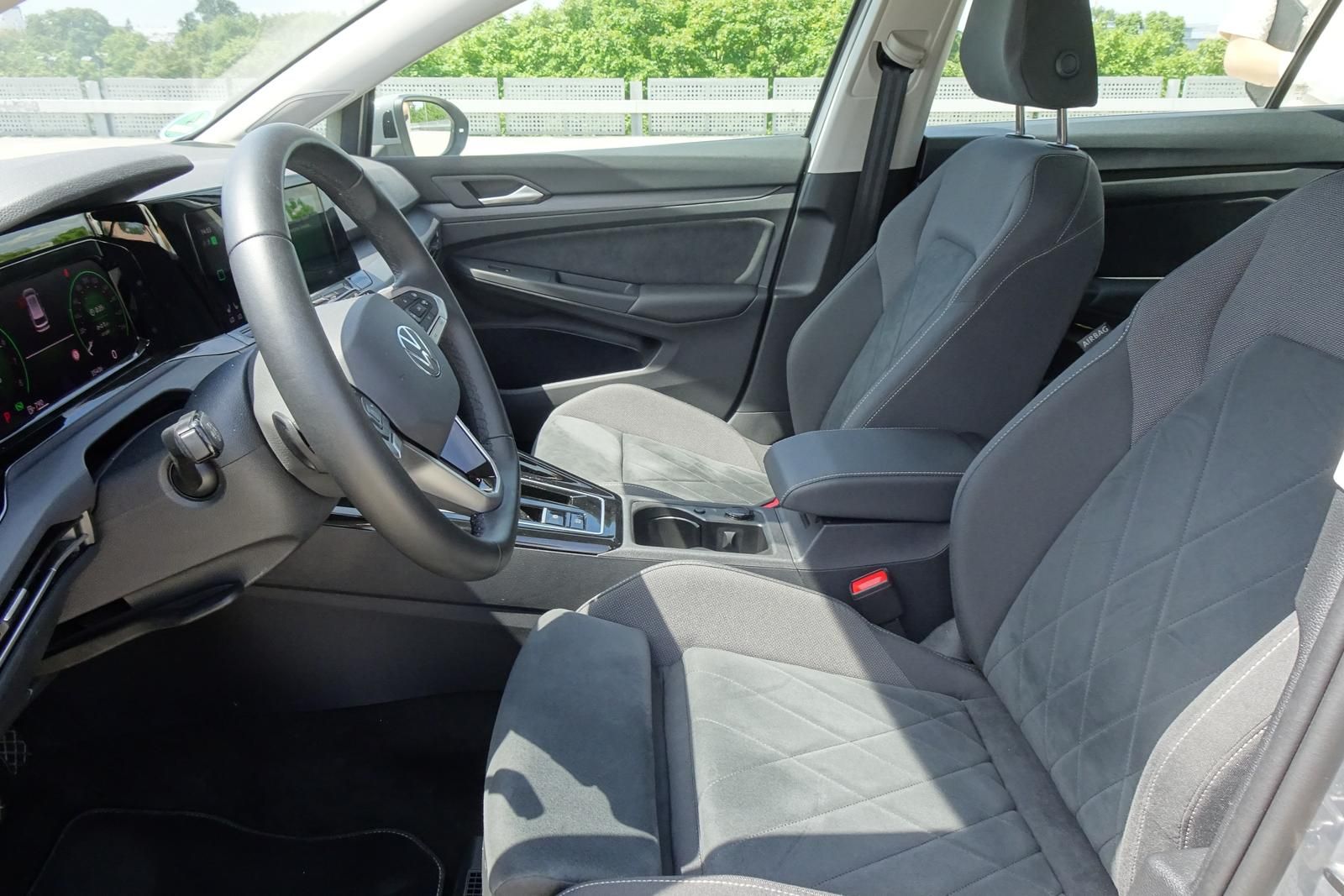 Fahrzeugabbildung Volkswagen Golf Var. STYLE 1.5l eTSI 96kW DSG LED Navi