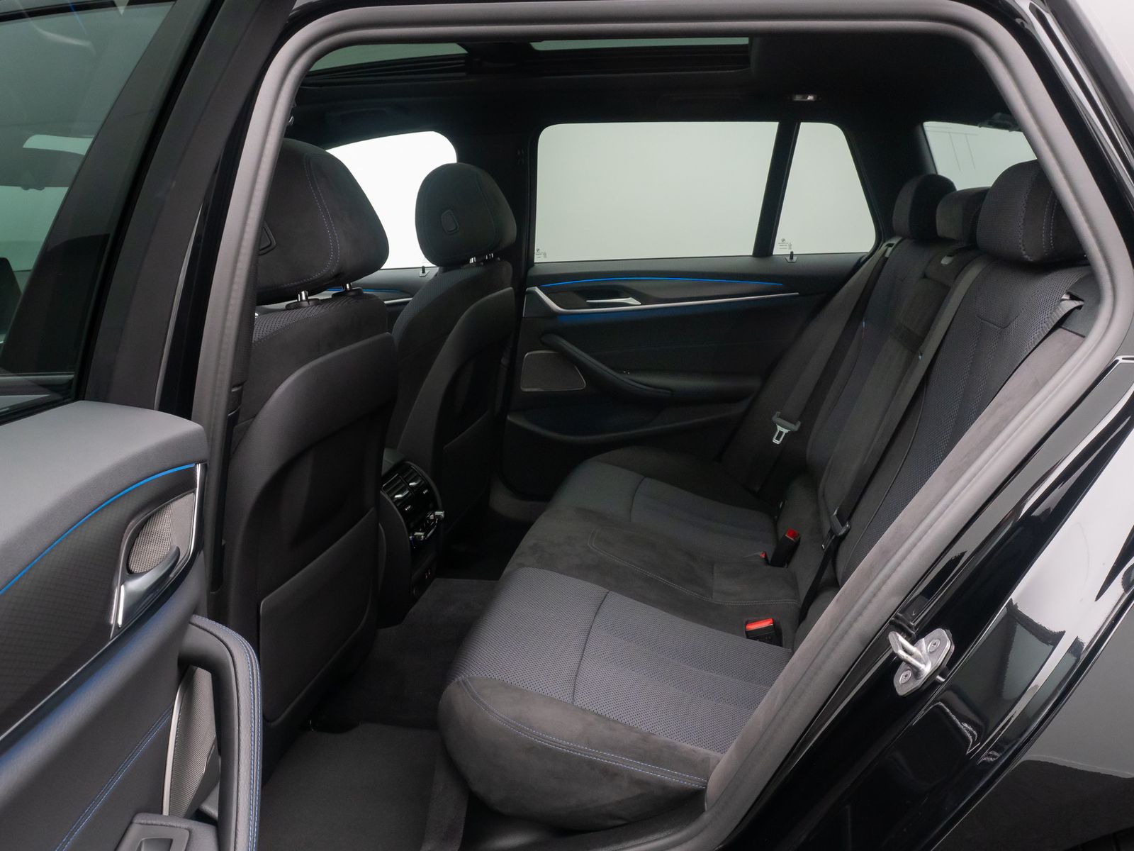 Fahrzeugabbildung BMW 530e xD M Sport Panorama HUD DAB H/K Kamera AHK