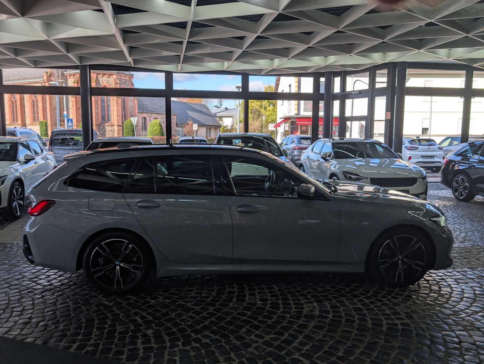 Fahrzeugabbildung BMW 320 d xDrive M Sport SHADOW PANO ACC KAM AHK LED