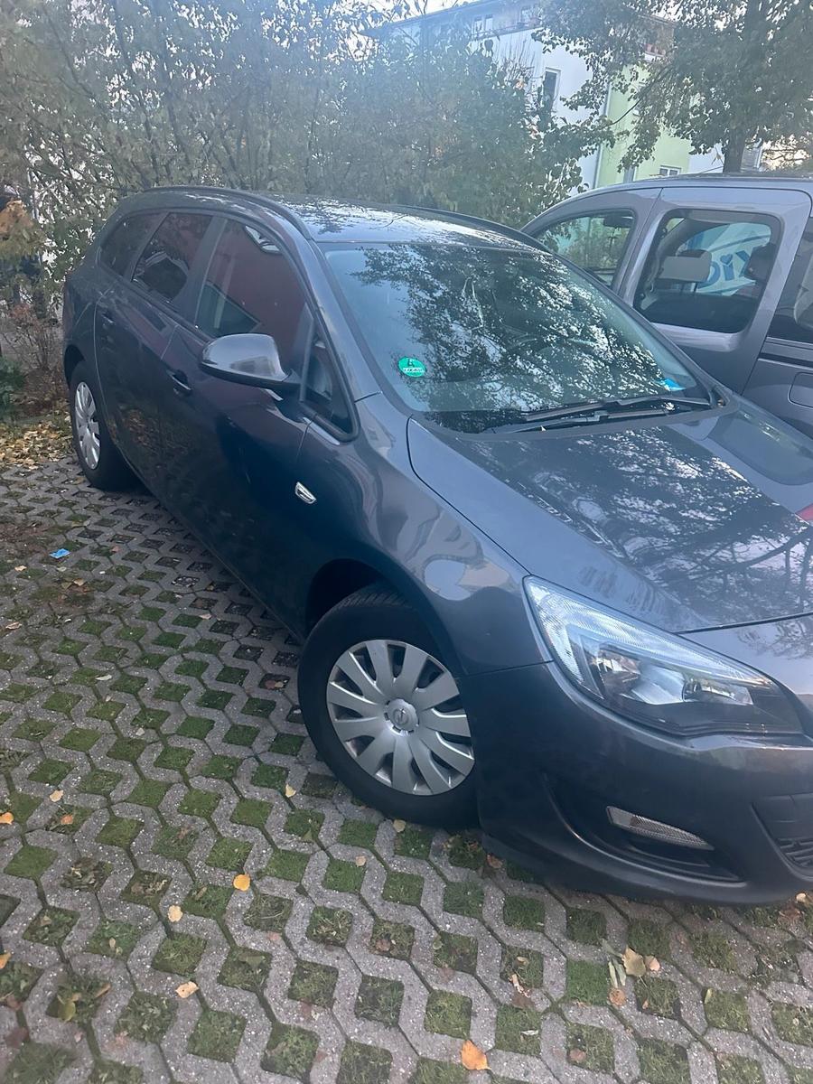 Opel Astra 2015 — interior